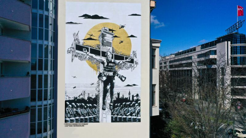 Mural in Berlin „Collateral Crucifixion of Julian Assange“
